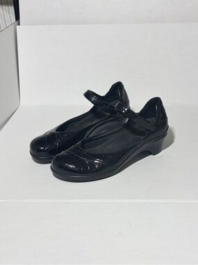 Aravon Mary Jane Croc Heels